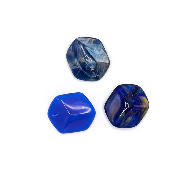 Set van 3 Mini Cubes in lichtblauw, kobaltblauw en nachtblauw resin – kleine modulaire hangers van kunst­hars.