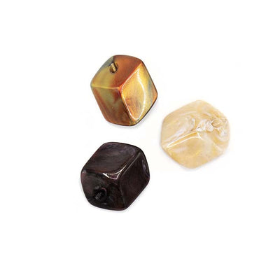 Set van 3 Mini Cubes in brons, goud en ivoor resin – kleine modulaire hangers van kunst­hars.