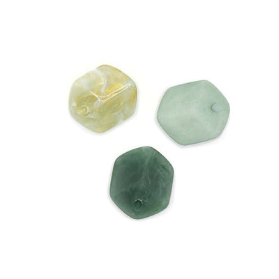 Set van 3 Mini Cubes in mint, mos en geelgroen resin – kleine modulaire hangers van kunst­hars.