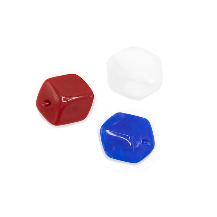 Set van 3 Mini Cubes in rood, wit en blauw resin – kleine modulaire hangers van kunst­hars.