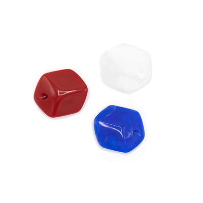 Set van 3 Mini Cubes in rood, wit en blauw resin – kleine modulaire hangers van kunst­hars.