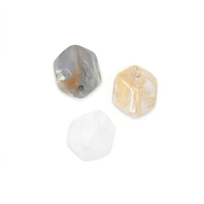 Set van 3 Mini Cubes in grijs, beige en wit resin – kleine modulaire hangers van kunst­hars.