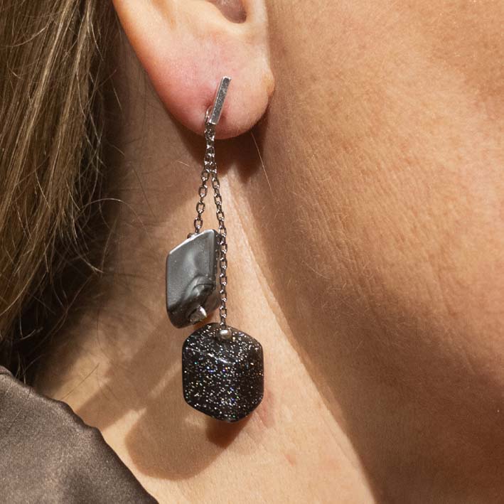 Oorbellen met 2 mini Cubes in grijs en glitter zwart