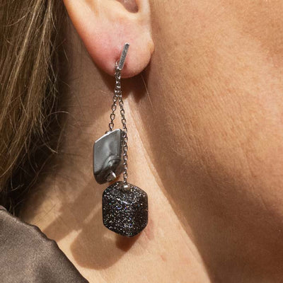 Oorbellen met 2 mini Cubes in grijs en glitter zwart