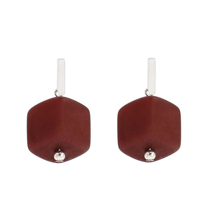 Oorbellen met  1 Cube Wijn rood
