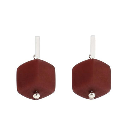 Oorbellen met  1 Cube Wijn rood