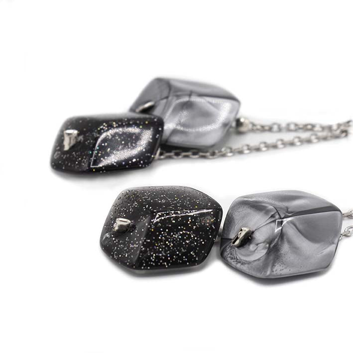 Oorbellen met 2 mini Cubes in grijs en glitter zwart
