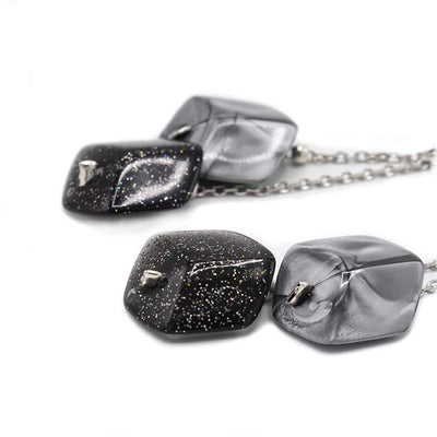 Oorbellen met 2 mini Cubes in grijs en glitter zwart