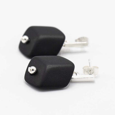 Oorbellen met  1 Cube Zwart Mat