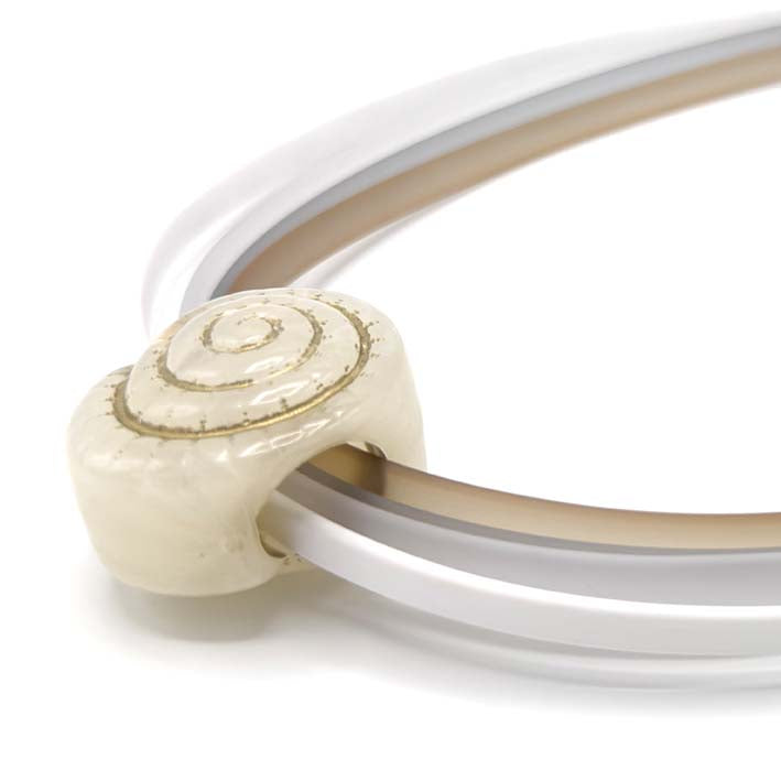 Bijzondere ketting van 4 lijns rubber met verwisselbare kraal Schelp