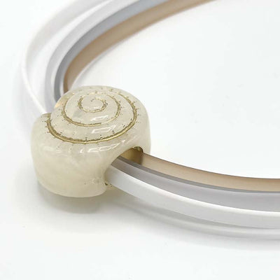 Bijzondere ketting van 4 lijns rubber met verwisselbare kraal Schelp