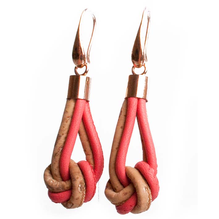 Knoop leer/kurk oorbellen naturel felroze