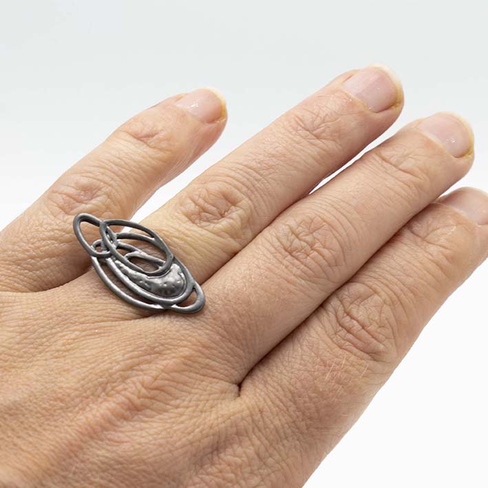 DANSK smykkekunst, ring ovalen grijs zilver